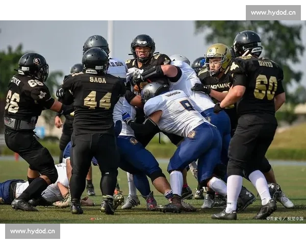 激烈角逐 激情碰撞 橄榄球赛场上的速度与力量较量