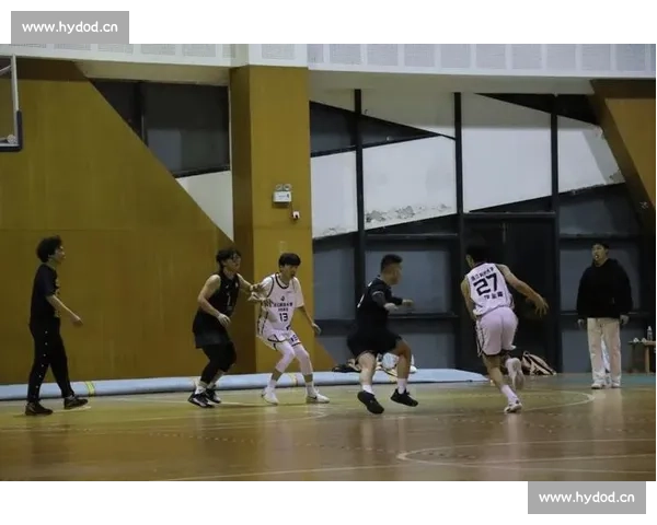聚焦国家队篮球赛激烈对决 燃情赛场见证顶级球员的荣耀与拼搏 - 副本 - 副本 (2)